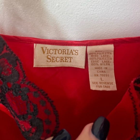 Victoria's Secret Gold Label Vintage Red Satin Black Lace Robe & Chemise Set - Picture 5 of 7